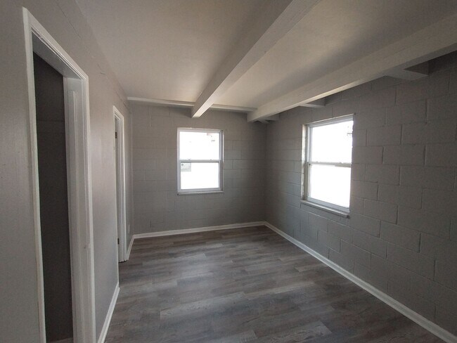 Primary Photo - $575 - 1 bed 1 bath - Duplex located in th...