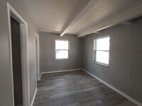 Building Photo - $695 - 2 bed 1 bath Duplex - Located in t...