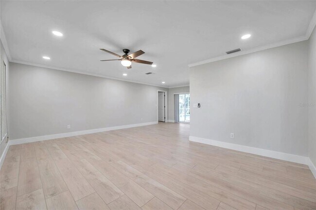 Building Photo - 8789 Maplewood Rd