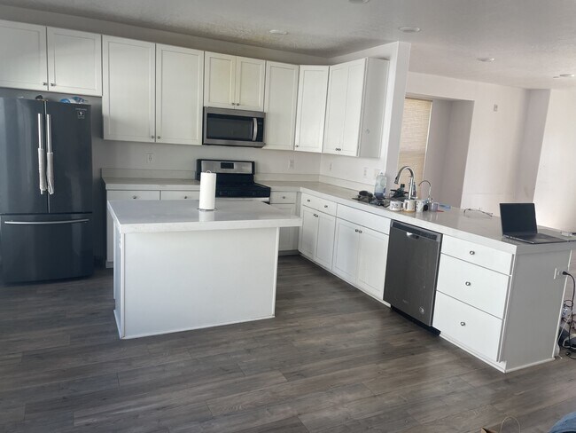 Building Photo - 3855 Gartmore Ln