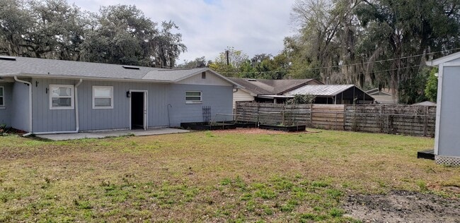 Building Photo - 3 bed, 2 bath 1 car garage
