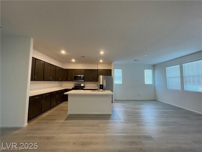 Building Photo - 645 Bellus Pl