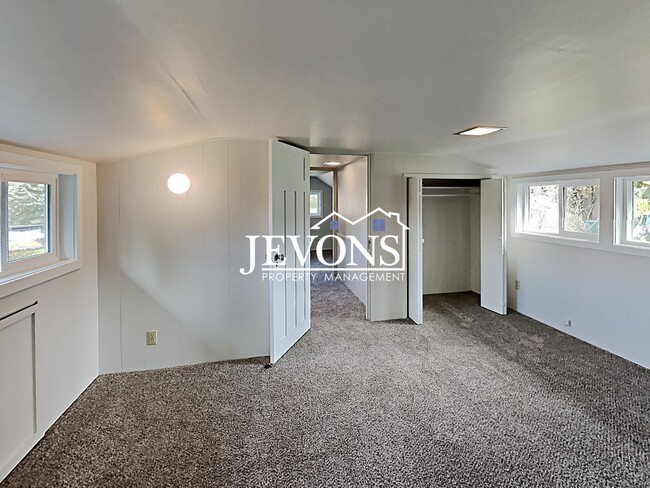 Building Photo - Jevons Property Management Presents 3 Bedrooms, 2.5 Bathrooms Two-Story Single-Family Home in New...