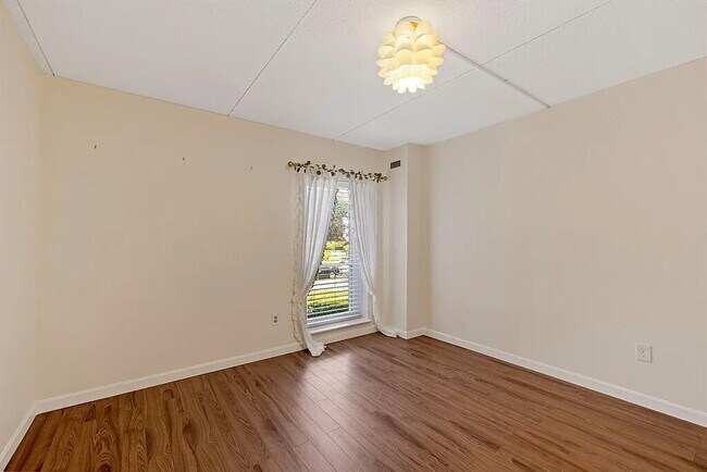 Building Photo - 50-56-56 Broadlawn Park
