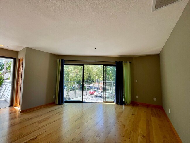 Building Photo - Great NW 1 Bedroom 1 Bath Loft Condo - W/D...