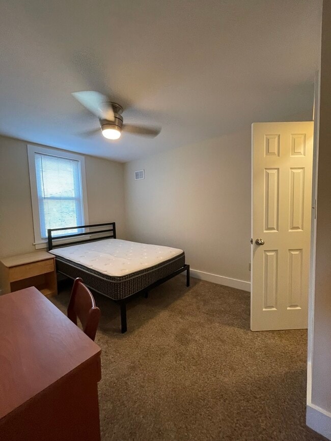 Building Photo - 524 7th Ave