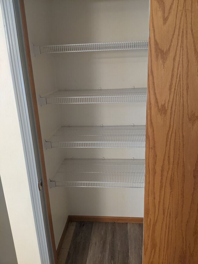 Building Photo - Welcome Home to this Grand Chute Condo!