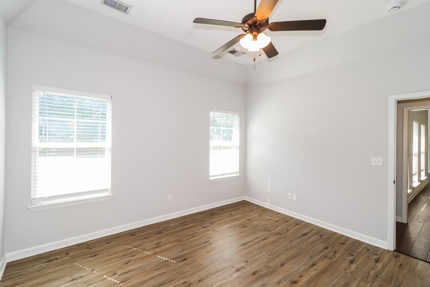 Building Photo - 3811 Dawnwood Cir W