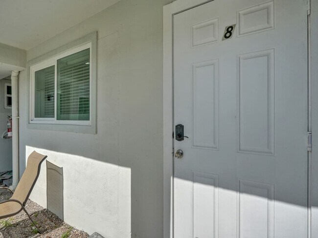 Building Photo - 906 N Riverside Dr