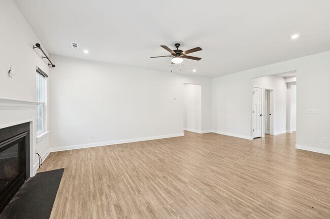 Building Photo - 5BR/3.5BA home offers stylish and function...