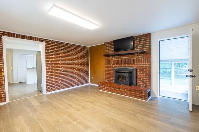 Building Photo - Lovely 3 BR/2 BA Single-Family Home in Gle...
