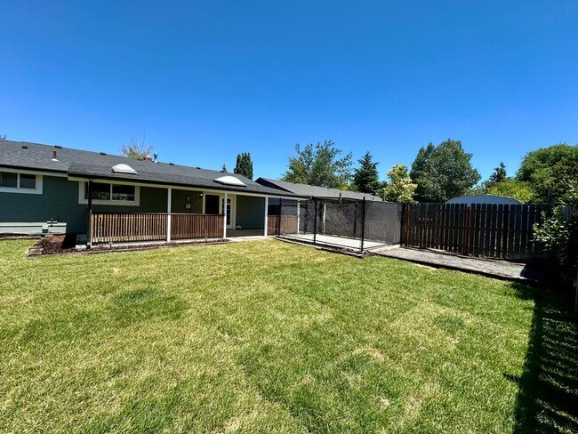 Building Photo - Pet-Friendly 4 Bedroom Home with Fenced Yard & Air Conditioning