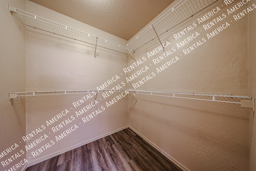 Building Photo - 10060 E Capri Ave