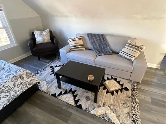 Building Photo - 2033 Maple Ave