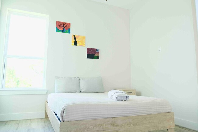 Building Photo - 2304 Live Oak St