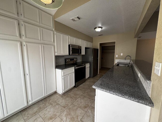 Building Photo - 3611 Monclave Dr