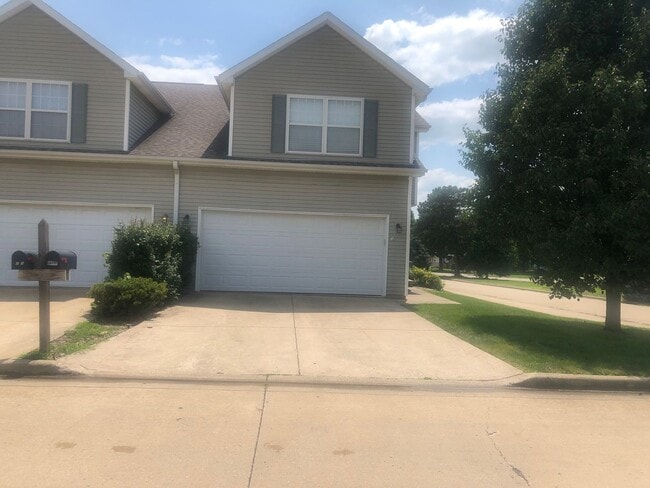 Primary Photo - Beautiful 3B 2.5 bathroom townhouse in Blo...