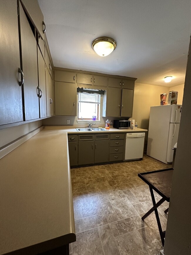 Building Photo - One Bedroom One Bath Unit in Triplex near Downtown and UWEC!
