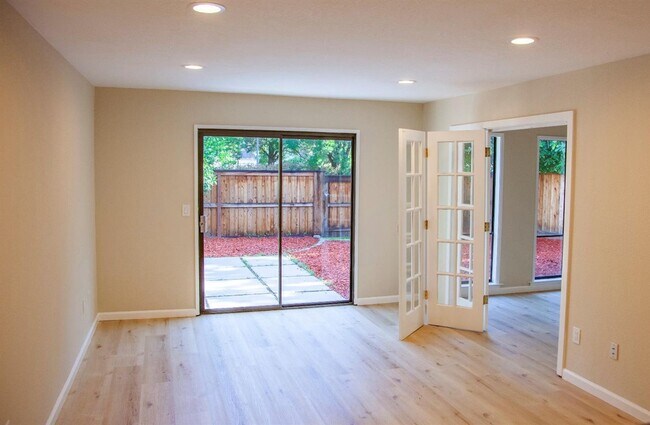 Building Photo - ? Greenbelt Access | Sauna | Updated Interior ?