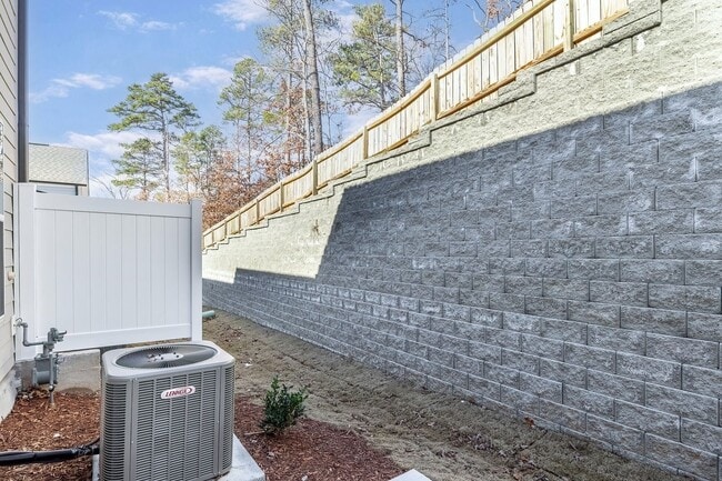 Building Photo - 3/2.5 Townhome Close to Southpoint w/ Garage!