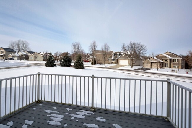 Building Photo - Newly Updated Townhouse Available Now in Monticello!