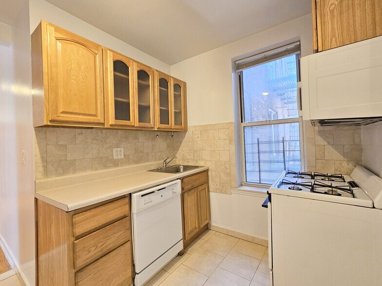 Building Photo - 707 W 171st St