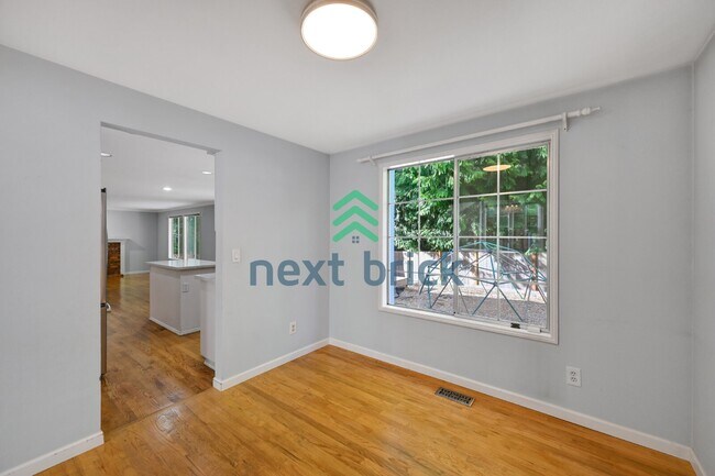 Building Photo - "Spacious 4-Bedroom Retreat with 2.5 Baths in Charming Sammamish Setting"