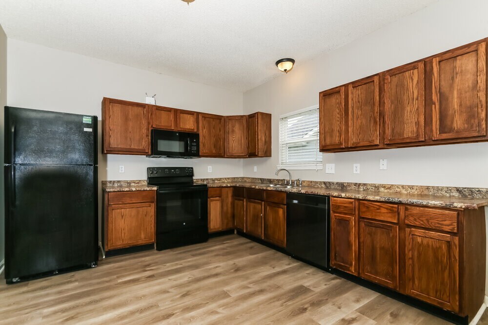 Building Photo - 5810 Long Lake Ln.