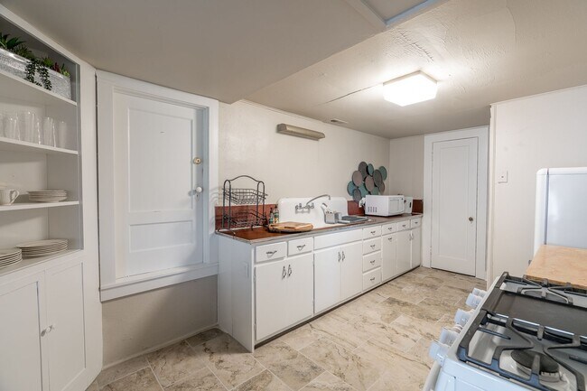 Building Photo - WHAT A VIEW!!! FULLY FURNISHED 5 BEDROOM & 4 BATH ON TOP OF MOUNT SEQUOYAH!!!