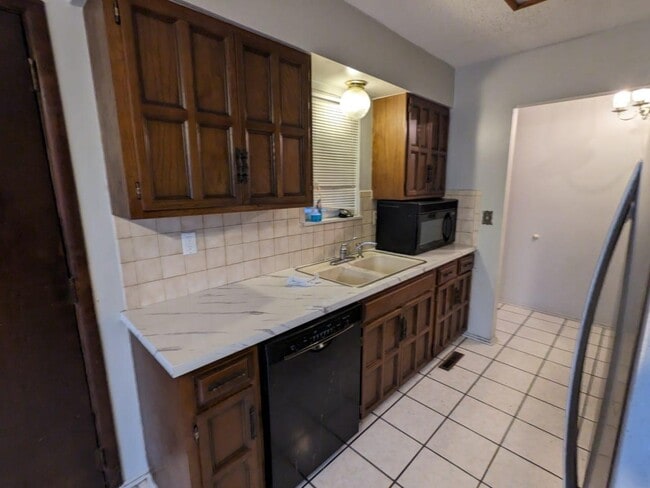 Building Photo - 5108 E Looman St