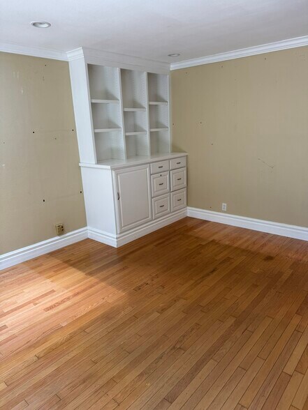 Building Photo - 304 Portland Cir