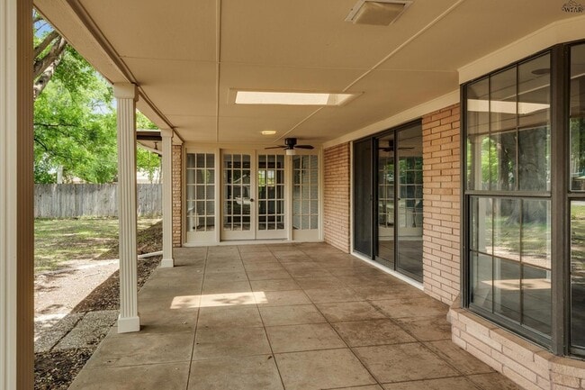 Building Photo - 2108 Granada Dr