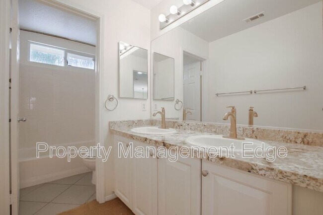 Building Photo - 32905 Northshire Cir
