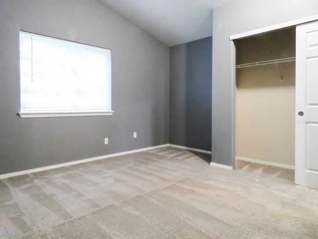 Building Photo - 2 Bedroom Plus Bonus Room - Tigard Townhom...