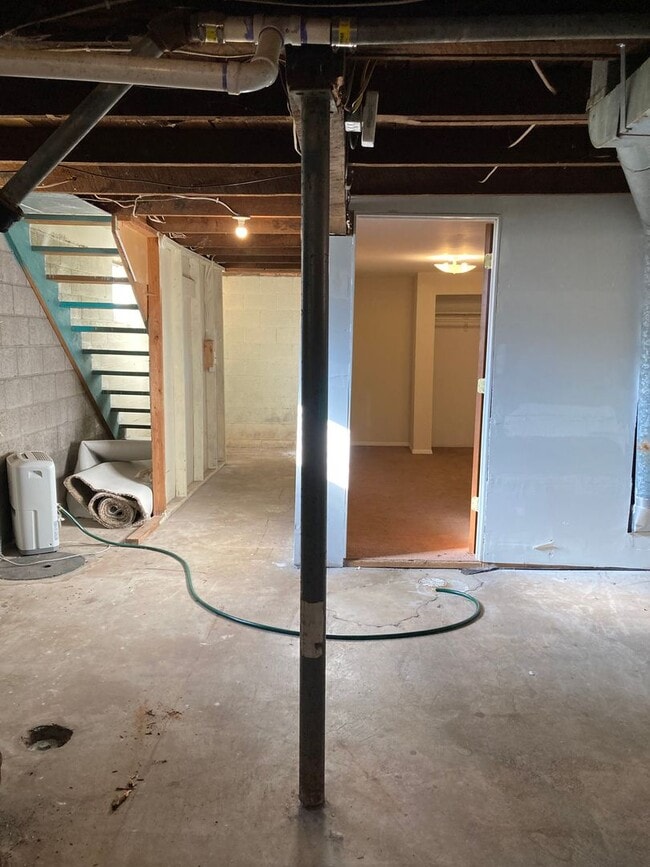 Building Photo - Three Bedroom Single-Family Home Close To Downtown