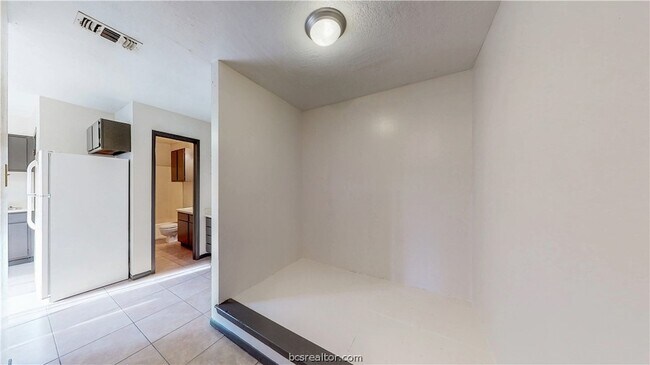 Building Photo - 725 Peppertree Dr
