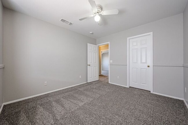 Building Photo - 5BD 3BA with Pool in West Chandler!