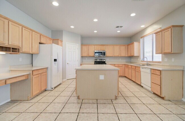 Building Photo - 2026 E County Down Dr
