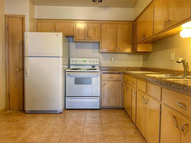 Building Photo - 7711 W Hampton Ave