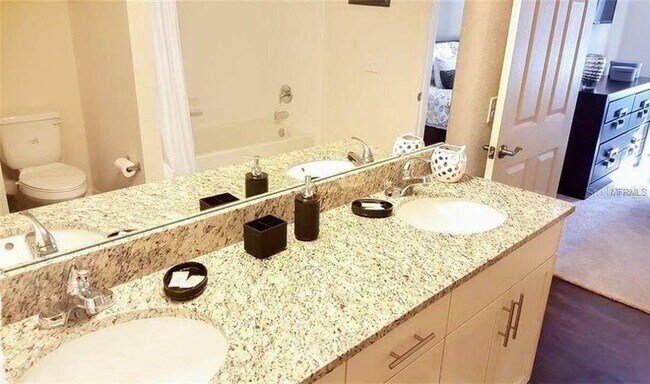 Building Photo - 9004 Shine Dr