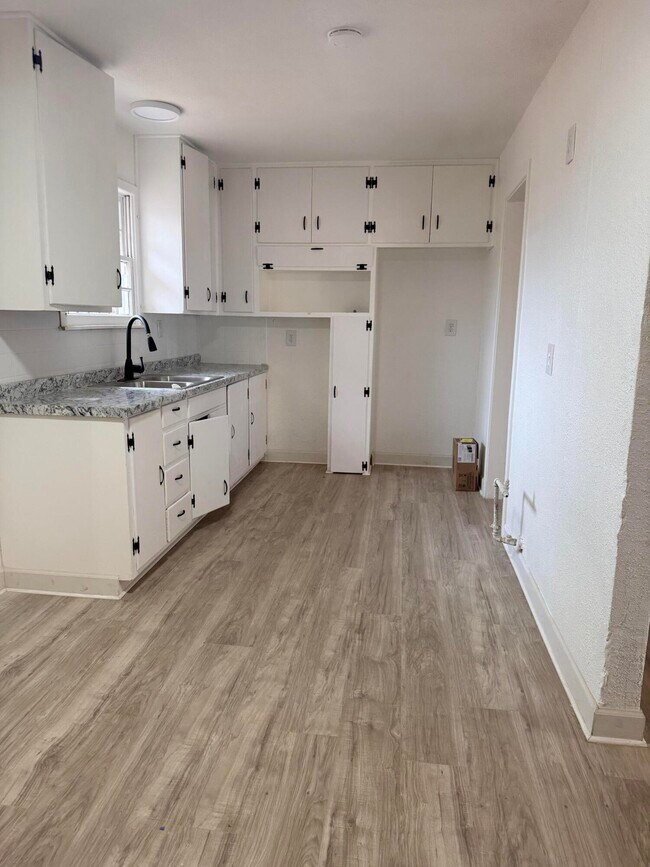 Building Photo - 1801 E 2nd St