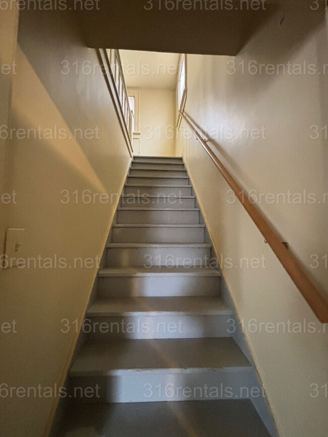 Building Photo - Two bed one bath available NOW!