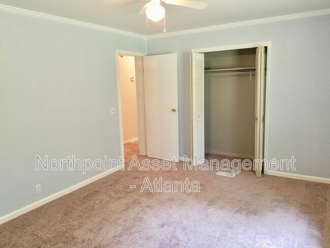 Building Photo - 889 Westland Dr SW