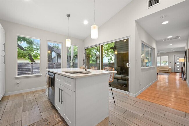 Building Photo - 919 E 51st St