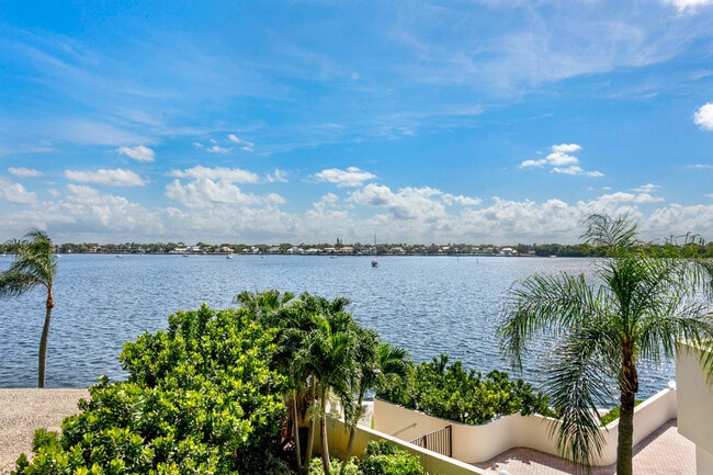 Building Photo - 130 Lakeshore Dr