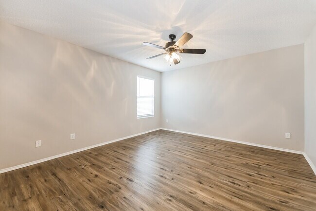 Building Photo - 1446 Stewart Dr