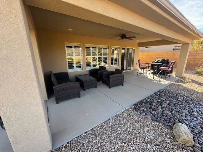 Building Photo - Beautiful 2 Bed / 2 Bath Home in Sun River 55+ Community!!