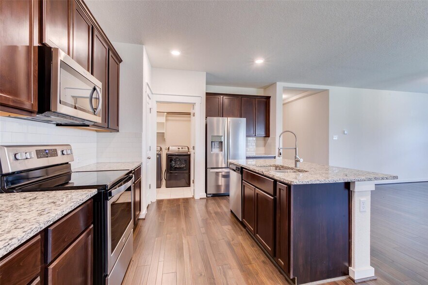 Building Photo - 741 Carol Dr