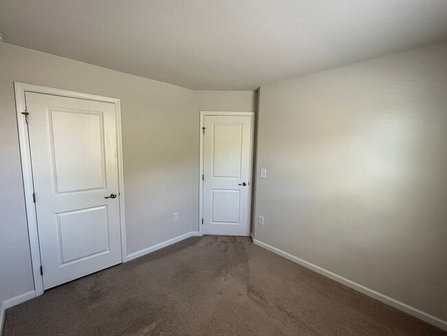 Building Photo - Amazing 3BD, 2.5BA End-Unit Townhome with 4th Bonus Room in the Heart of Durham