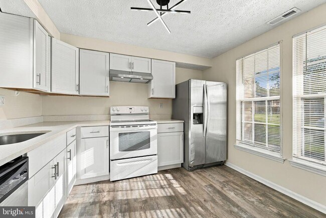 Building Photo - 8 Victoria Manor Ct